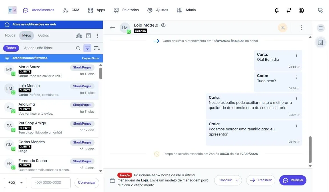 Lista de conversas com etiquetas e canal de cada cliente, e uma conversa aberta com as mensagens da atendente